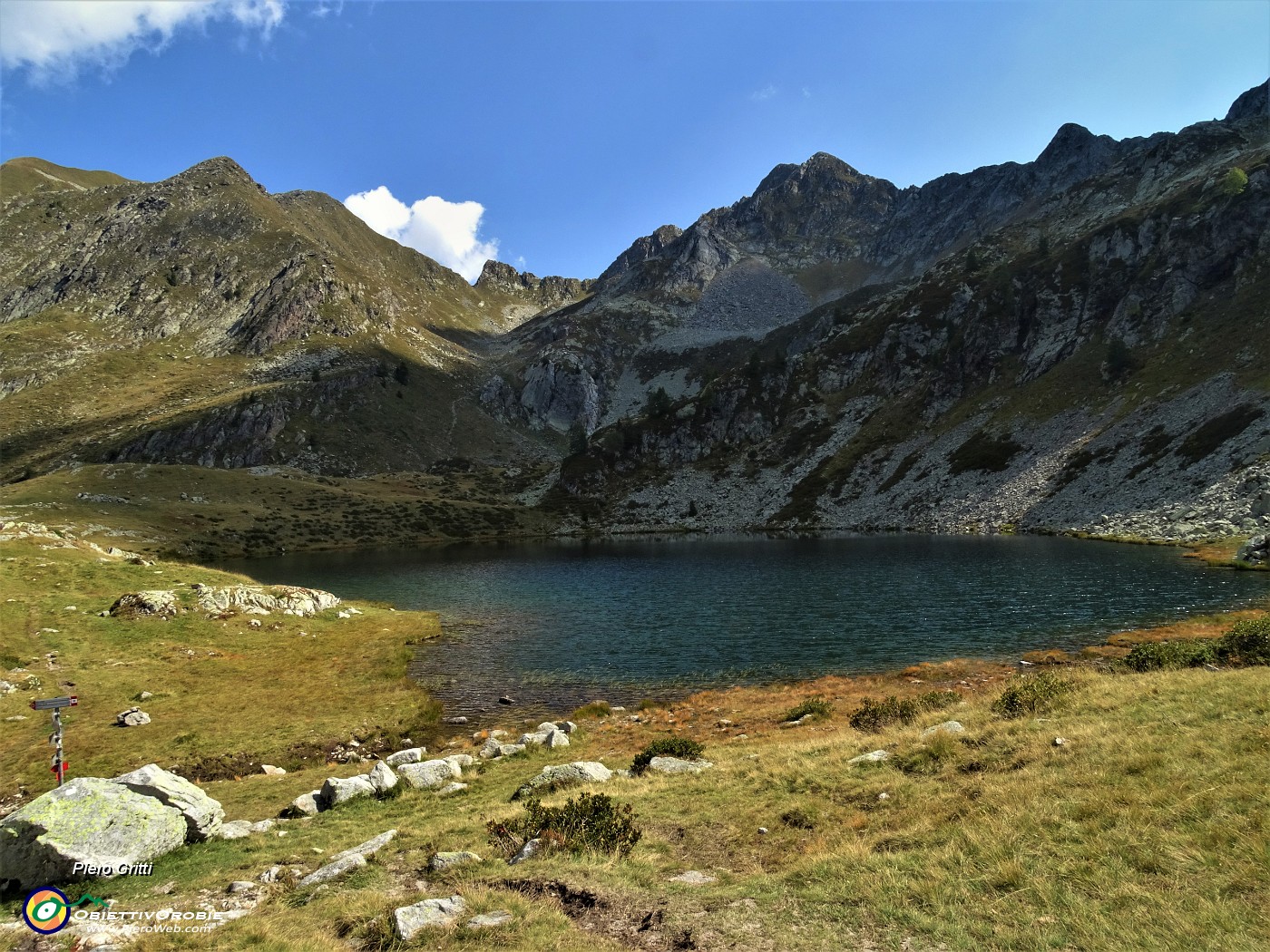 31 Lago grande (2030 m) con vista su Cima Cadelle e Valle-Bocchetta-Cima dei lupi a sx.JPG
